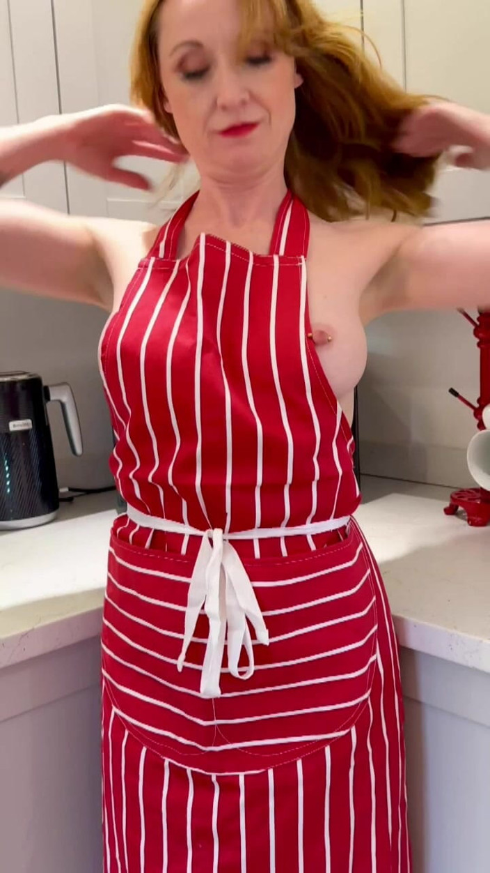 Lily kink: キッチンのミルフがヨーグルトで自分に取り分ける