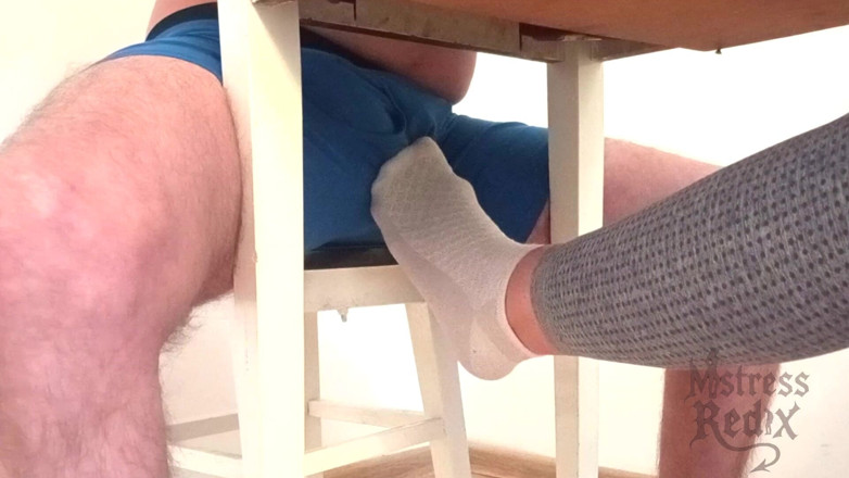 Mistress Redix: Sockjob &ruinierter orgasmus unter dem tisch