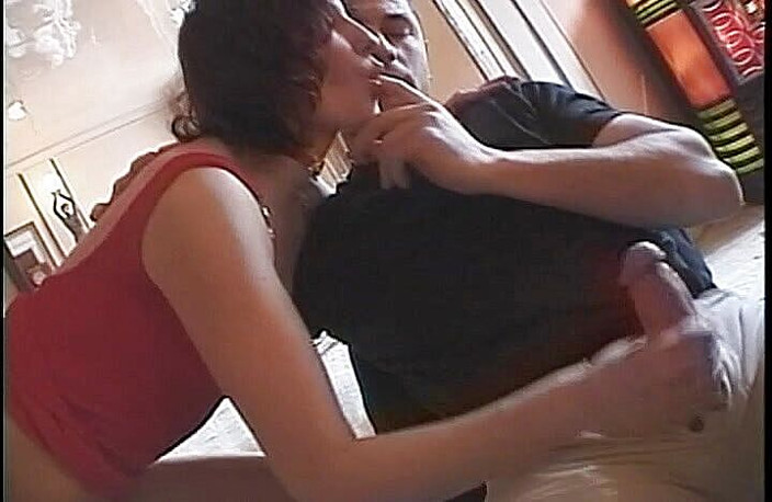 Cryptostudios: Jovem esposa chupa marido pau grande antes de ser fodida...