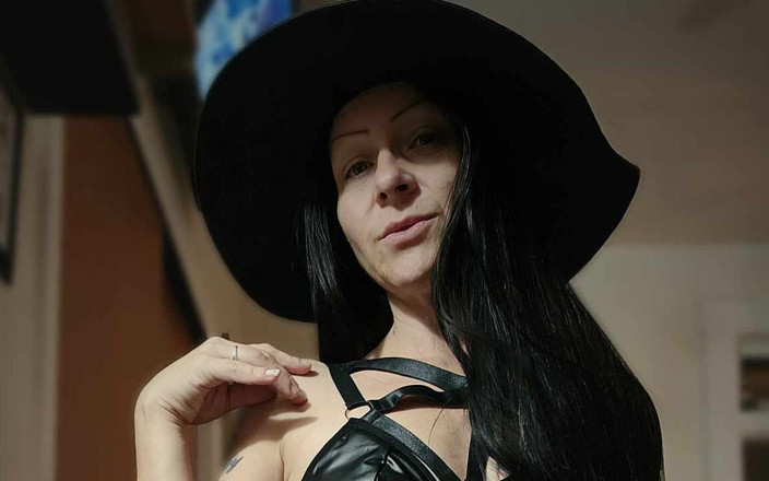 Raven Willow: Mmmmm Who Wants to Cum Join Me for a Live...