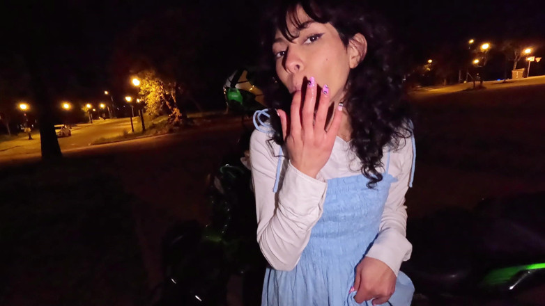 Cindy Luna Petite: 偷偷摸摸的摩托车性爱中出cindy luna Petite