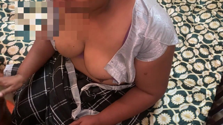 Karthi: Tamil tía chupando polla de chicos vecinos y follada al...