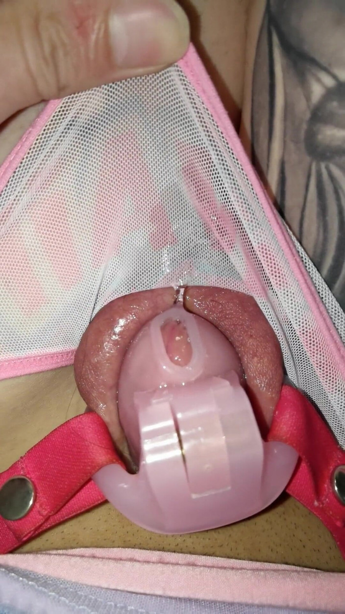 Kinky Princess: Winziger schwanz eingesperrt in keuschheit und tropfendem nassem höschen