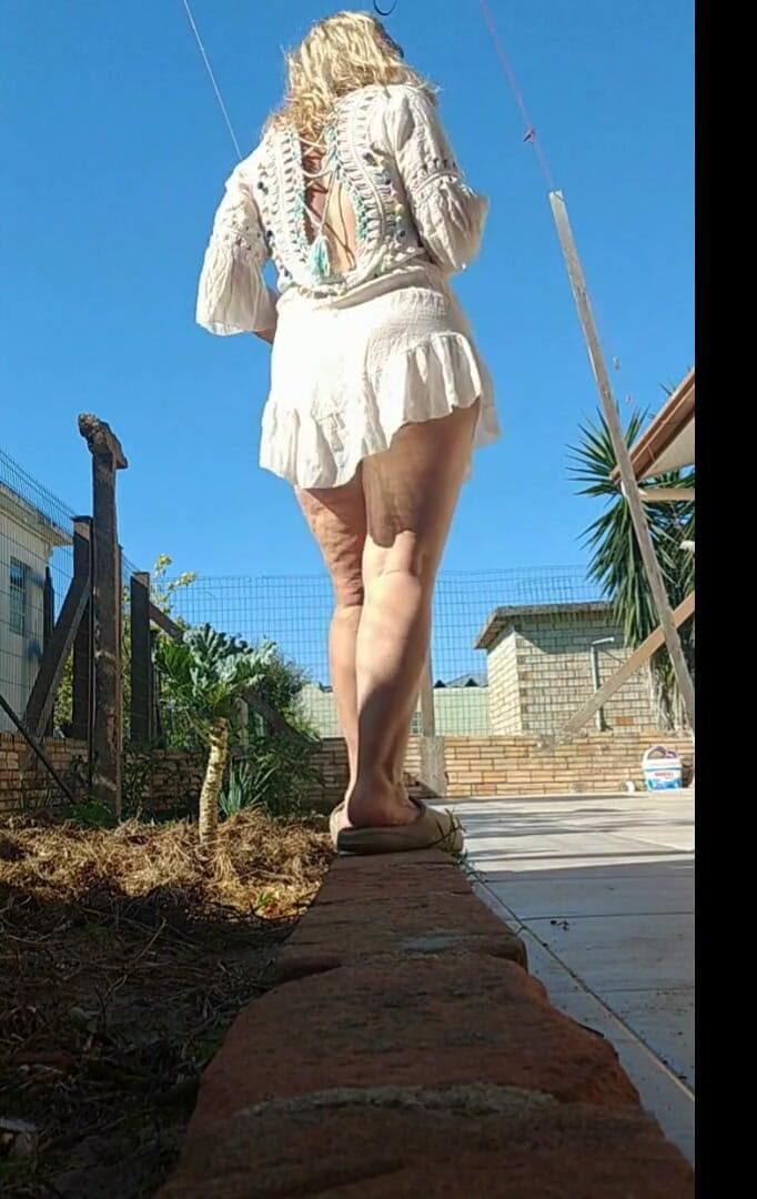 Priscila: 팬티 없이 정원에서 과시하는 새엄마