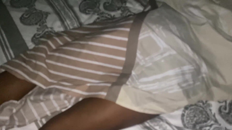 AndreaBellotiStar: Je pénètre dans la chambre et la femme de ménage...