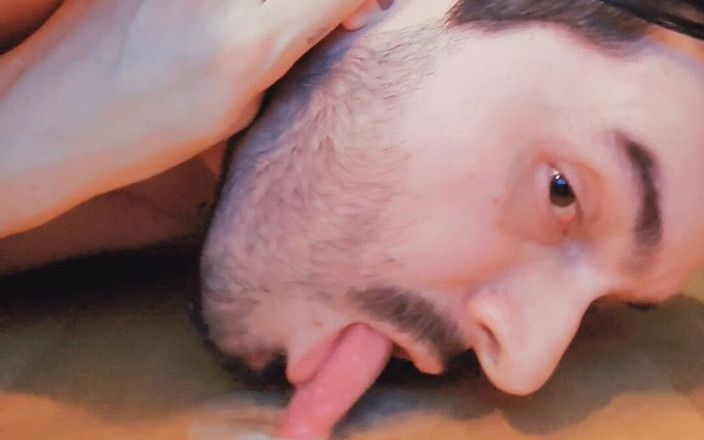 SlutClosetedfag: Slutclosetedfag makan air mani anal dari lantai seperti babi
