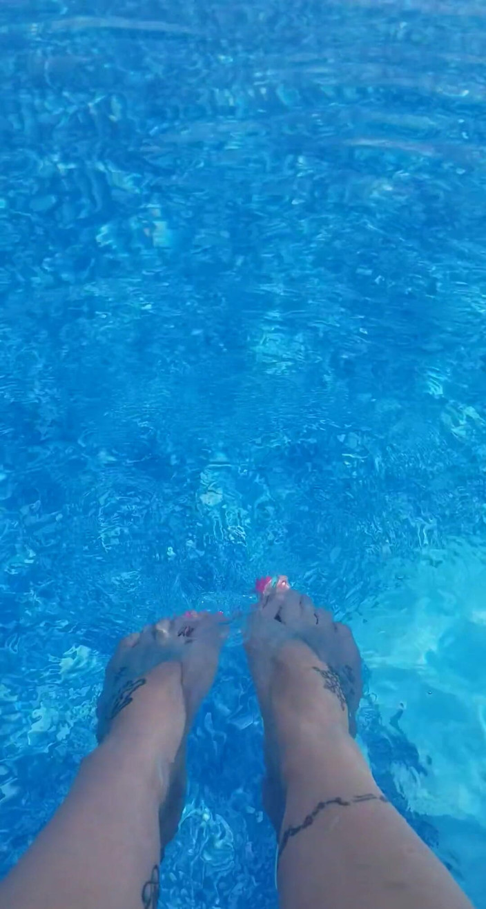 LittleSweetFeet: 在泳池边喝咖啡的美好早晨...