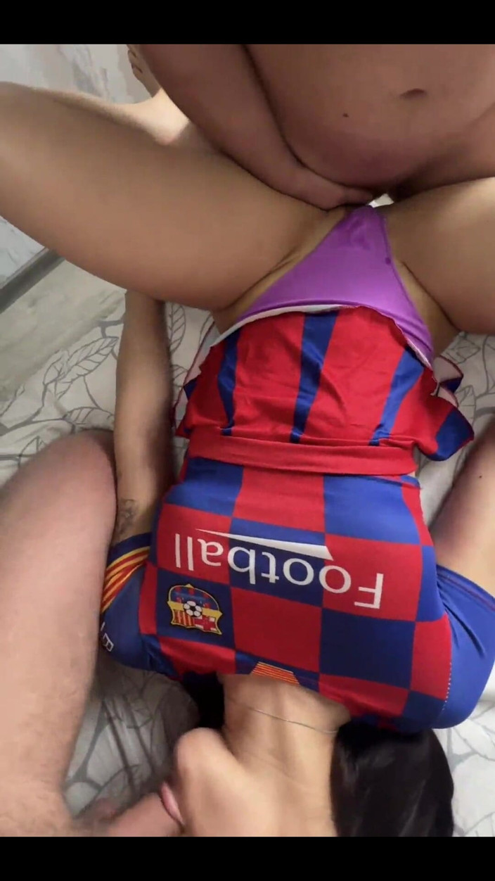 ComerZ: Líder de torcida gostosa com uma bunda grande fode dois...