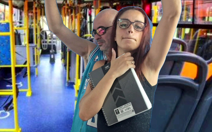 FannySquirting: Vreemdeling penetreerde haar vagina in een bus!
