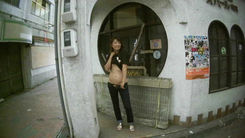 Mayumi Kanzaki: 穿着超低腰牛仔裤的熟女在户外..