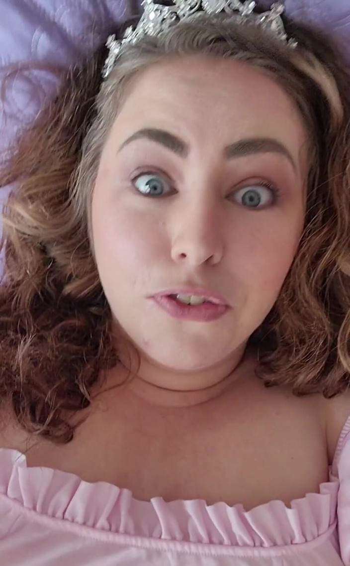 KinkyKatie: ¿Qué harían si abries la puerta y yo estuviera allí...