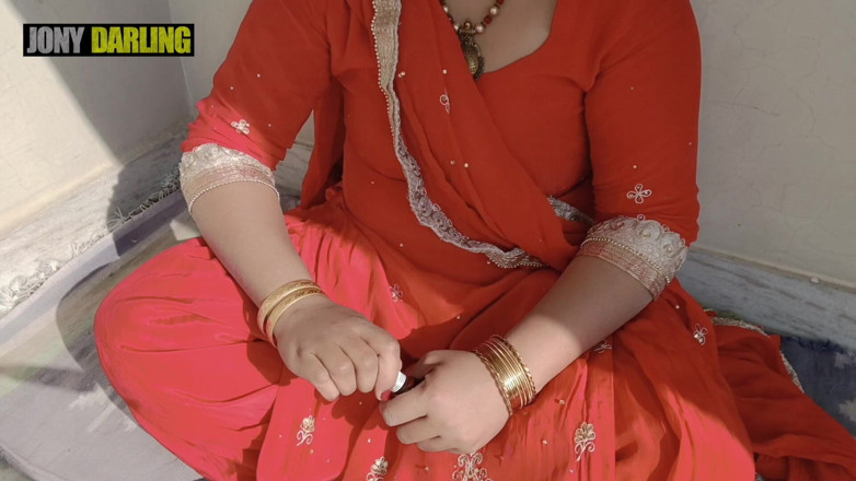 Jony Darling: Punjabi Bhabhi Malte ihren Nagel auf dem Dach