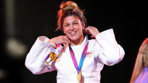 Acelya Toprak taking the gold medal and putting it around her neck at the final