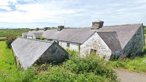 Mae Elusendai Penmynydd, sy'n 400 oed, wedi bod yn wag ers 15 mlynedd