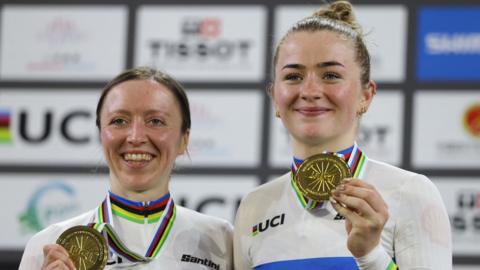 Anna Morris and Erin Boothman holding their gold medals