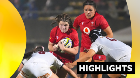 Kate WIlliams carries the ball
