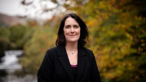 Mae Meleri Davies wedi'i phenodi'n artist cyntaf Parc Cenedlaethol Eryri