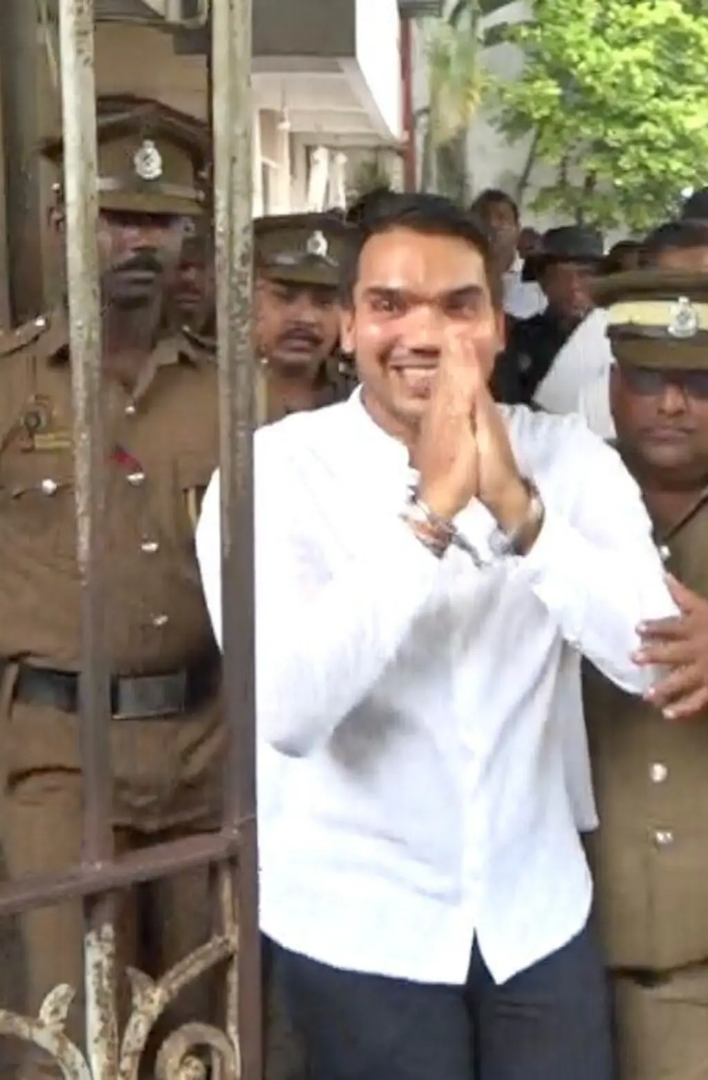බන්ධනාගාර නිලධාරීන් නාමල් රාජපක්ෂ මන්ත්රීවරයාව මාංචු දමා රැගෙන යයි.