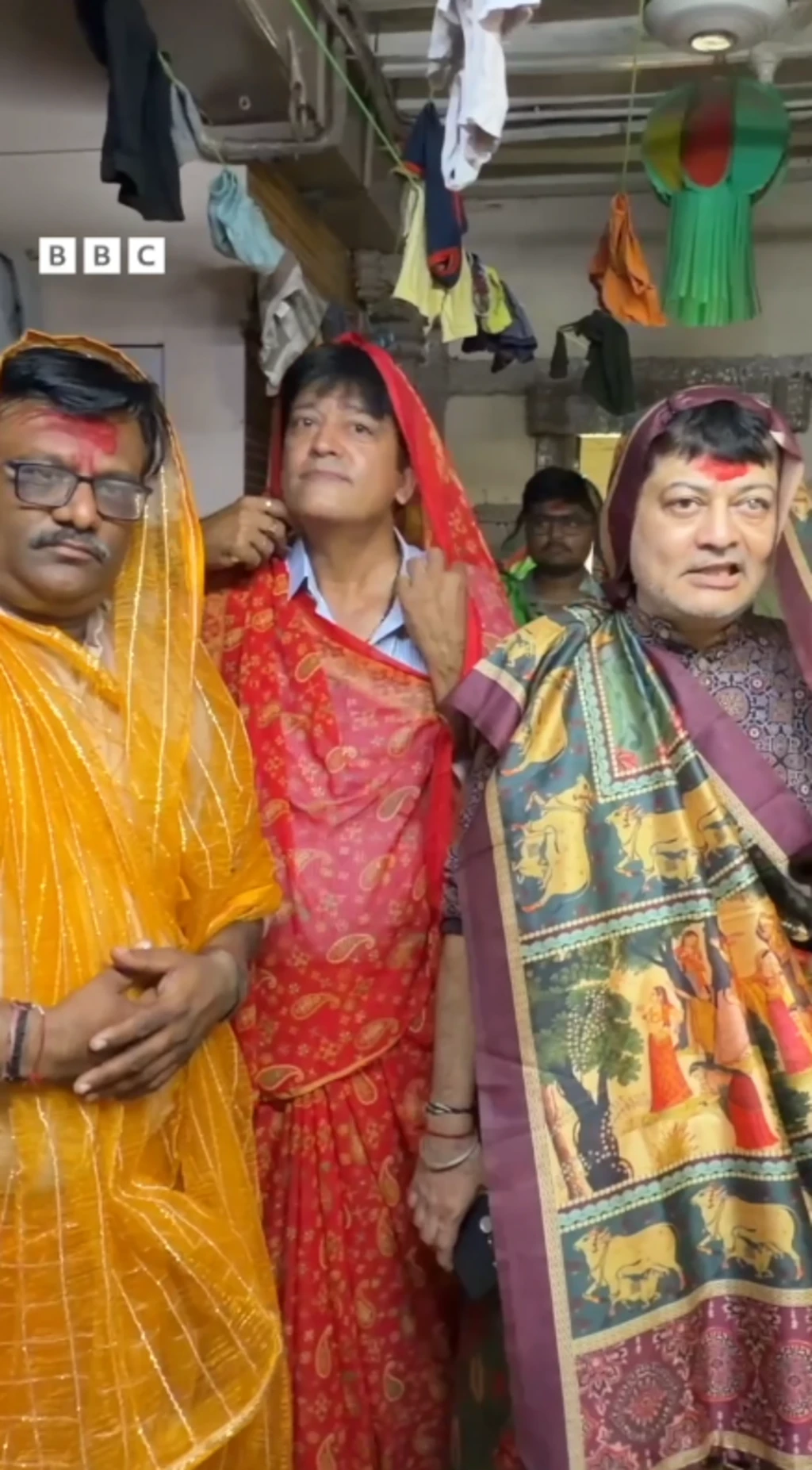 கர்பா நடனம் ஆடும் ஆண்கள்