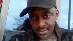 Robert Kabera yahoze ari umusirikare w'Urwanda, yambaye umupira w'imbeho n'inkofero bigomba kwirabura, ariko araba ahantu hatagaragara.