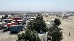 نمای هوایی از منطقهای که کامیونها پارک کردهاند