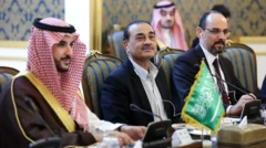 قائد الجيش الباكستاني عاصم منير وإلى يمينه وزير الدفاع السعودي الأمير خالد بن سلمان، وإلى يساره رئيس المخابرات التركية قالن
