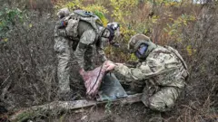 украинские военные с терминалом Starlink