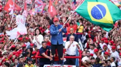 Lula rodeado de simpatizantes ondeando una bandera de Brasil