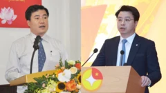Ông Nguyễn Sinh Nhật Tân (trái) và ông Trần Quân