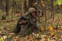 військовий у лісі