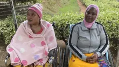 Charlotte Dushimana hamwe na Céline Nisengwe bicaye mu tugare tw'abafite ubumuga
