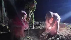 মানিক পশারীর জন্য কবর খোঁড়ার এই দৃশ্য সামাজিক মাধ্যমে ছড়িয়ে পড়েছে