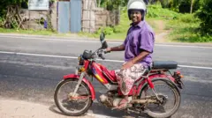 48cc යතුරු පැදියක යමින් සිටින පුද්ගලයෙකුගේ ඡායාරූපයකි