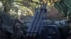 Украинский военнослужащий ведет огонь по реактивной системе залпового огня на фронте возле Доброполья