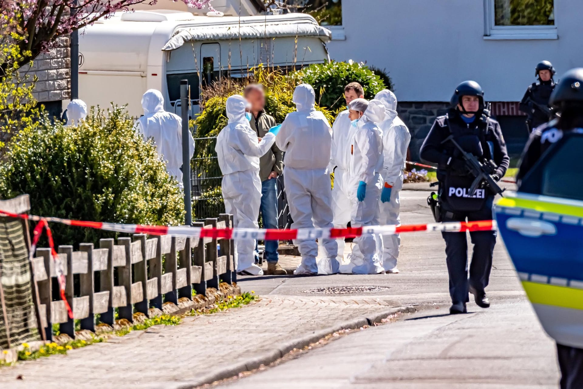 Die Spurensicherung begutachtet den Tatort, schwer bewaffnete Beamte riegeln den Ort ab: Was ist in Weitefeld geschehen? Die Spurensicherung begutachtet den Tatort, schwer bewaffnete Beamte riegeln den Ort ab: Was ist in Weitefeld geschehen?