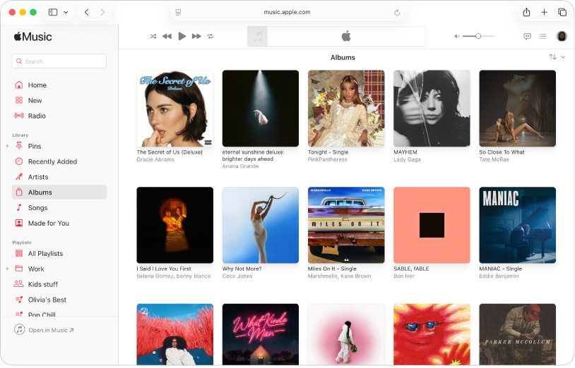 Het Apple Music-venster in Safari met een bibliotheek met verschillende albums.