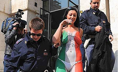 la pornostar laura perego si spoglia alla borsa italiana
