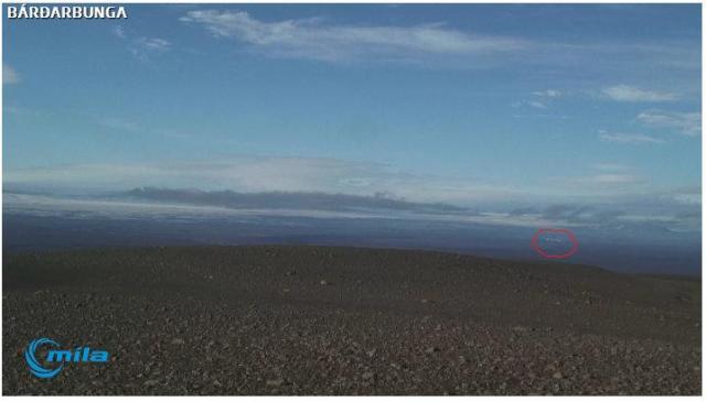 Fissure eruption in the distance (circled). Screencapture from the Mila webcam: http://www.livefromiceland.is/webcams/bardarbunga