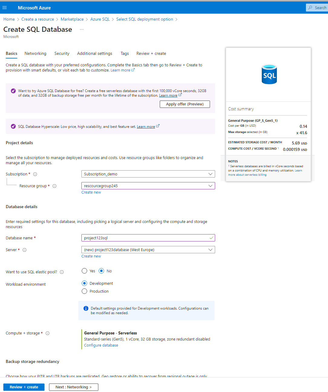 Pantalla "Crear una base de datos SQL" en Azure con un resumen de costes a la derecha