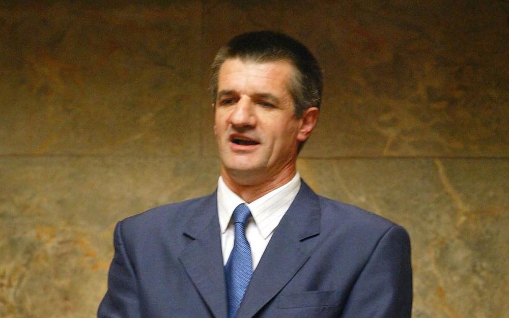Jean Lassalle, député UDF des Pyrénées-Atlantiques, chante en Béarnais l’hymne des Pyrénées “Aqueros mountagnos (Ces montagnes majestueuses)” le 3 juin 2003, en pleine séance des questions au gouvernement à l’Assemblée nationale à Paris. Par cette initiative jamais vue dans l’hémicycle, il entendait attirer l’attention sur le refus du ministre de l’Intérieur Nicolas Sarkozy d’installer en vallée d’Aspe les 23 gendarmes nécessaires à la sécurité autour du tunnel du Somport.