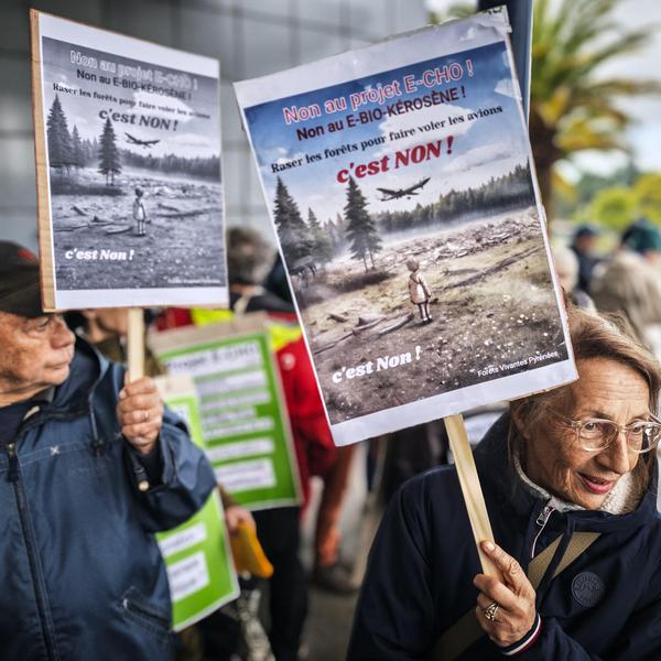 La mobilisation contre le projet E-CHO s’étend au-delà des frontières du Béarn, comme ici à l’aéroport de Biarritz, où le Collectif des associations de défense de l’environnement Pays Basque-Sud des Landes organisait un rassemblement en avril 2025.