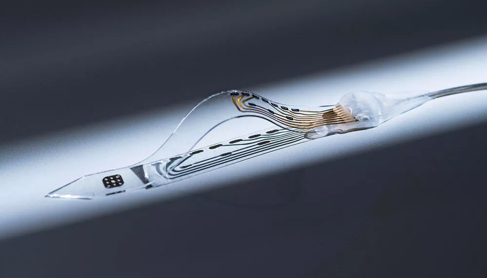 Implant souple destiné à la stimulation épidurale de la moelle épinière.