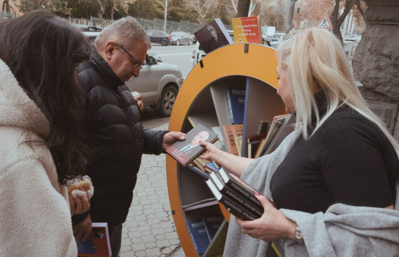 Book giving day