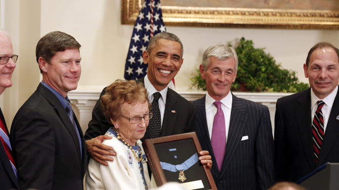 2014-11-06T174241Z_1630379530_GM1EAB704KW01_RTRMADP_3_USA-MEDALOFHONOR-CUSHING