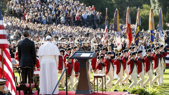 U.S. President Barack Obama (L) and Pope Francis watch onstage as the "Old Guard" fife and drum corps marches past during an official welcome ceremony on the South Lawn at the White House in Washington September 23, 2015. REUTERS/Jonathan Ernst (TPX IMAGES OF THE DAY)