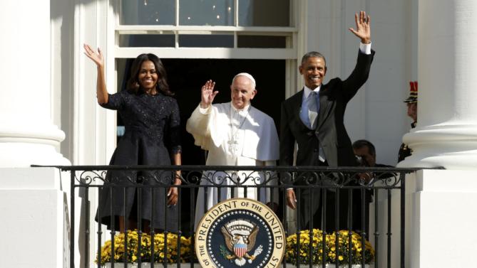 U.S. President Barack Obama (R), first lady Michelle Obama, and Pope Francis wave from a balcony during an official welcoming ceremony held at the White House in Washington September 23, 2015. REUTERS/Kevin Lamarque
