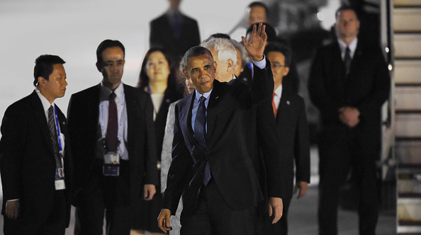 US President Barack Obama waves upon arriving at Chubu Centrair International Airport at Tokoname, Aichi prefecture, outside Nagoya on May 25, 2016 ahead of the 2016 G7 Summit. / AFP / MANAN VATSYAYANA (Photo credit should read MANAN VATSYAYANA/AFP/Getty Images)