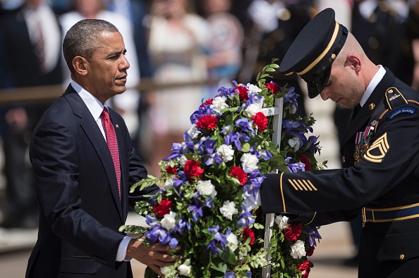 US President Barack Obama places a wreath at the Tomb of the Unknowns to honor Memorial Day at Arlington National Cemetery May 30, 2016 in Arlington, Virginia. / AFP / Brendan Smialowski (Photo credit should read BRENDAN SMIALOWSKI/AFP/Getty Images)