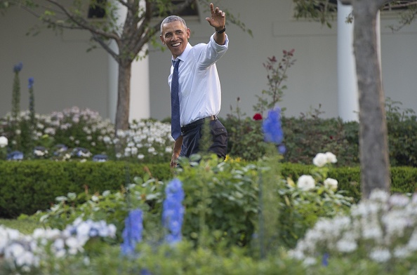 US President Barack Obama waves to guests from the Rose Garden during a picnic for members of Congress on the South Lawn of the White House in Washington, DC, June 14, 2016. / AFP / SAUL LOEB (Photo credit should read SAUL LOEB/AFP/Getty Images)