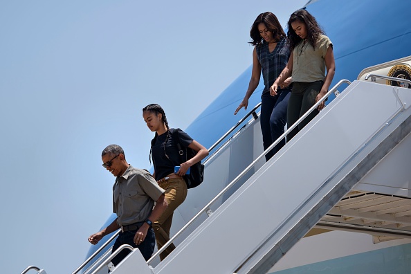 From left US President Barack Obama, Malia Obama, US First Lady Michelle Obama and Sasha Obama arrive at Roswell International Air Center on June 17, 2016 in Roswell, New Mexico. / AFP / Brendan Smialowski (Photo credit should read BRENDAN SMIALOWSKI/AFP/Getty Images)